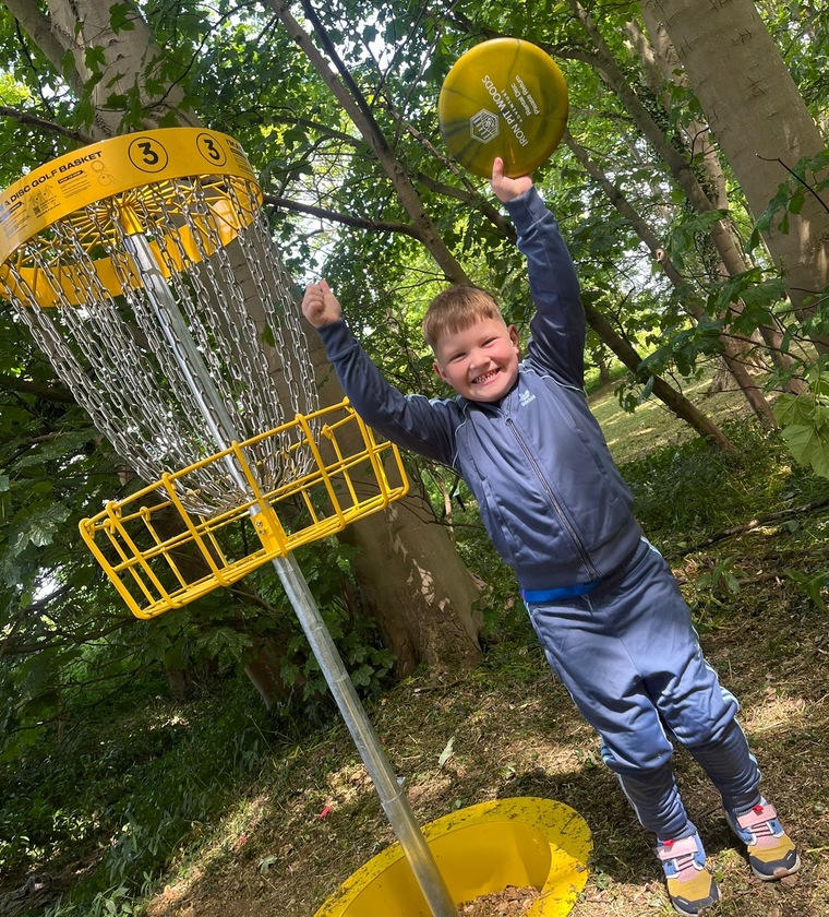 Kids playing Disc Golf in Corby