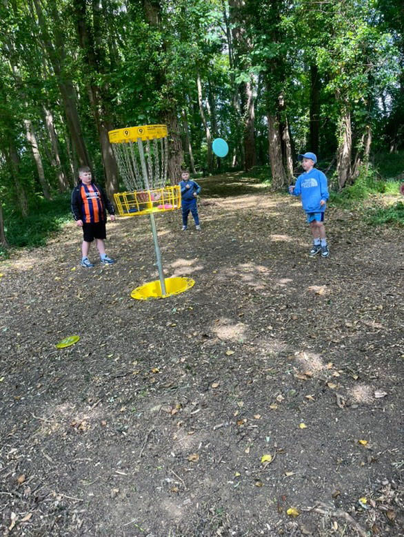 Kids playing Disc Golf in Corby